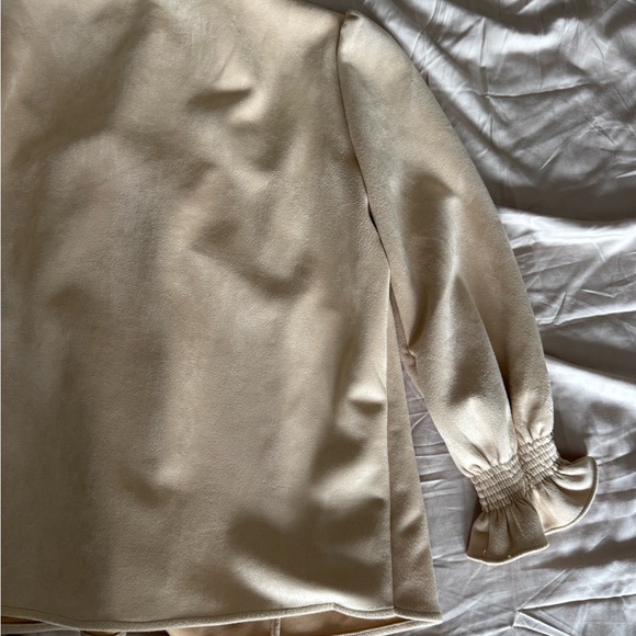 Tuckernuck bone suede Easton blouse Cream V-Neck Blouse with Puff Sleeves - Picture 5 of 12